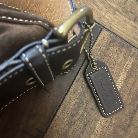 Coach Suede shoulder Bag with Curved Design - Picture 3 of 13